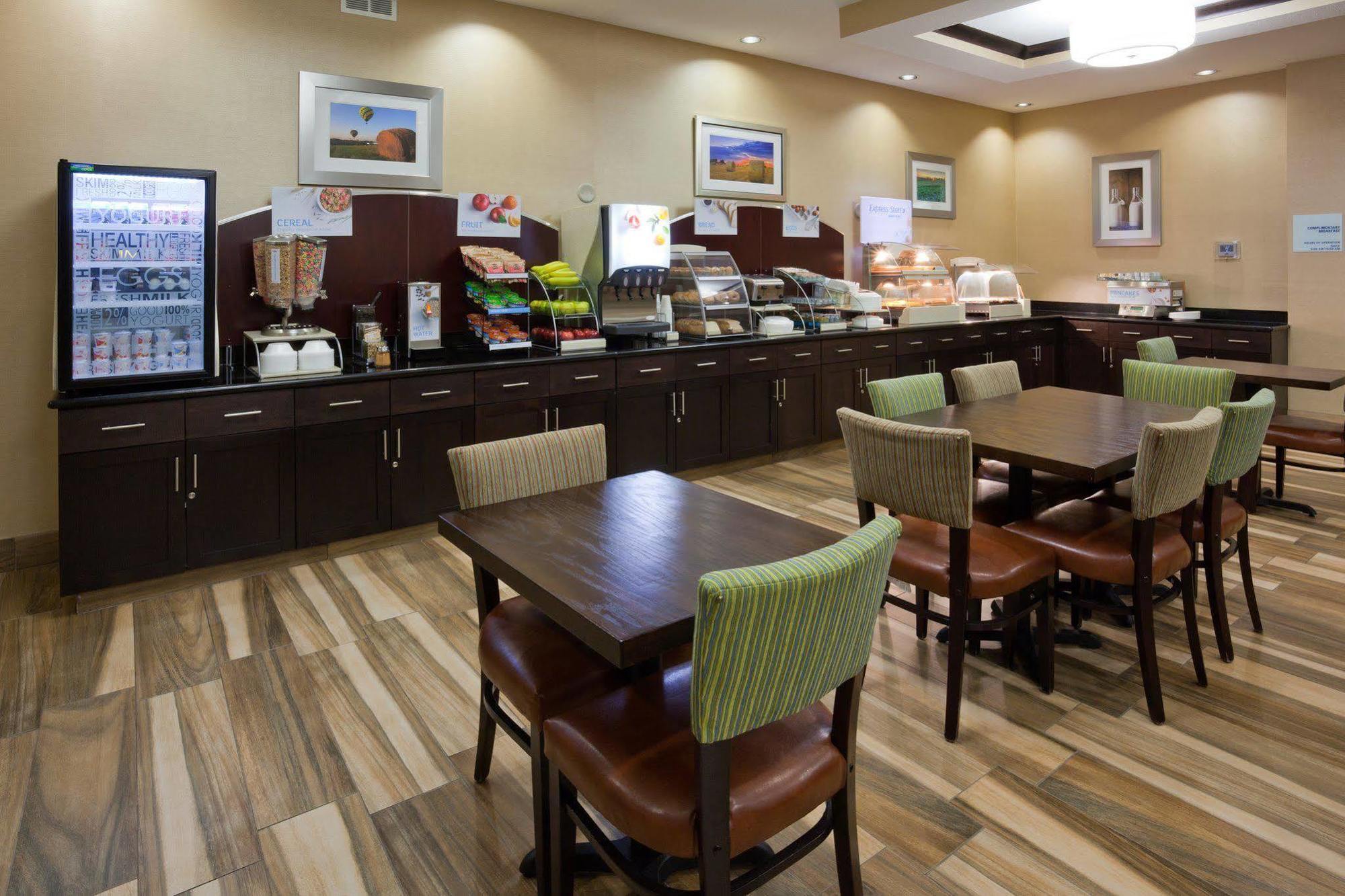 Holiday Inn Express & Suites Fort Dodge By Ihg Zewnętrze zdjęcie